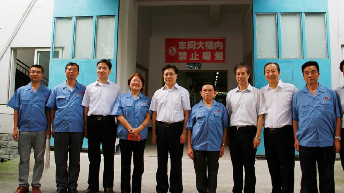 省委书记王东明与员工合影 省委书记王东明与员工合影
